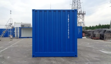 Nuevo contenedor de envío azul de 20 pies con lados abiertos.